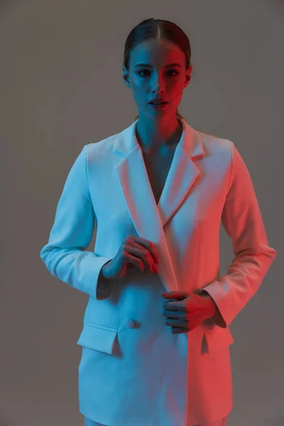 Foto de mujer atractiva de 20 años usando chaqueta elegante mirando — Foto de Stock