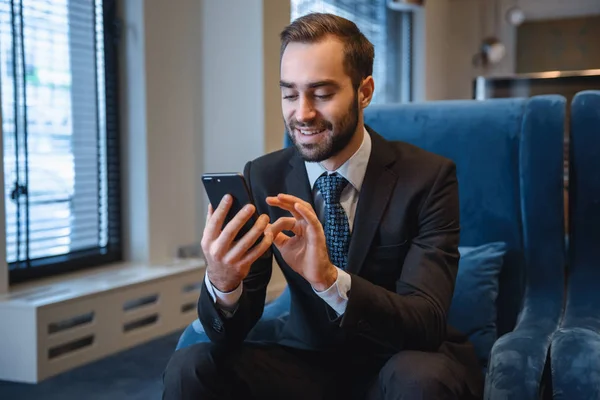 Bonito jovem empresário vestindo terno — Fotografia de Stock