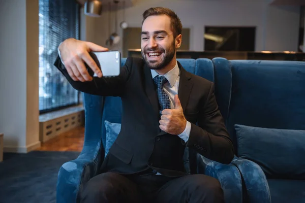 Guapo joven emocionado hombre de negocios usando traje —  Fotos de Stock