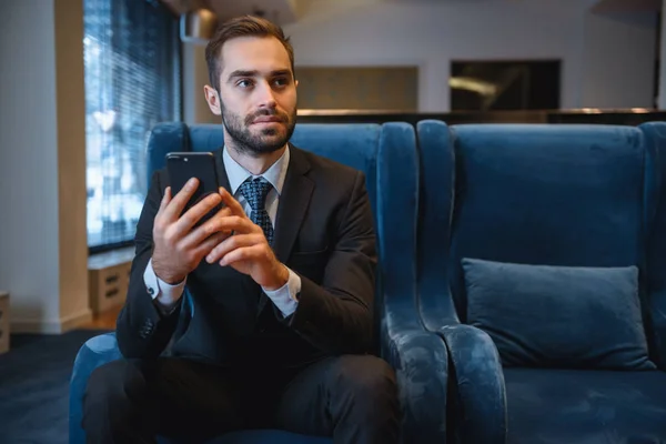 Guapo joven hombre de negocios con traje — Foto de Stock