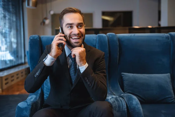 Guapo joven hombre de negocios con traje — Foto de Stock