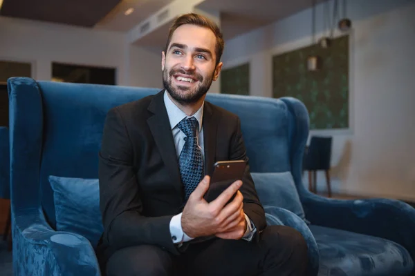 Handsome young businessman wearing suit — Stock Photo, Image