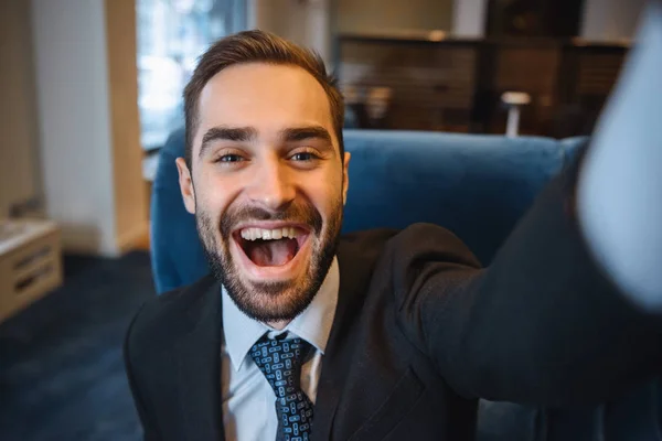 Guapo joven emocionado hombre de negocios usando traje —  Fotos de Stock