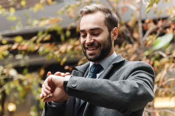 Χαρούμενος νέος επιχειρηματίας φορώντας κοστούμι περπάτημα — Φωτογραφία Αρχείου