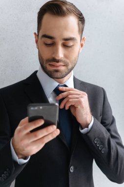 Resmi takım elbise li genç işadamının görüntü yakın çekimh dokunmadan