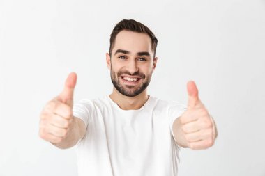 Boş tişört giyen yakışıklı neşeli adam