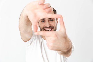 Boş tişört giyen yakışıklı neşeli adam