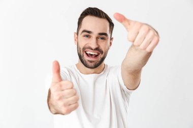 Boş tişört giyen yakışıklı neşeli adam