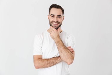 Boş tişört giyen yakışıklı neşeli adam