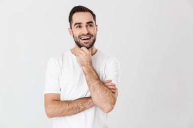 Boş tişört giyen yakışıklı neşeli adam