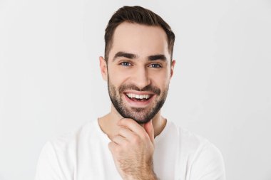 Boş tişört giyen yakışıklı neşeli adam