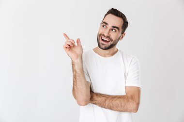 Boş tişört giyen yakışıklı neşeli adam