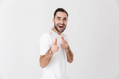 Boş tişört giyen yakışıklı neşeli adam