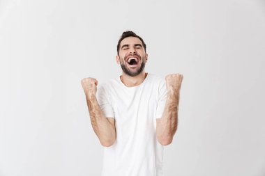 Boş tişört giyen yakışıklı neşeli adam