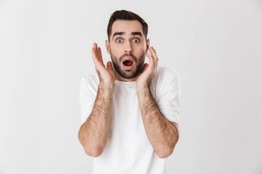 Şaşkın adam ayakta boş t-shirt giyiyor