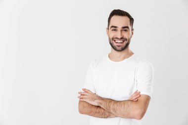 Boş tişört giyen yakışıklı neşeli adam