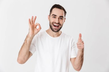 Boş tişört giyen yakışıklı neşeli adam