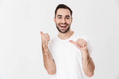 Boş tişört giyen yakışıklı neşeli adam