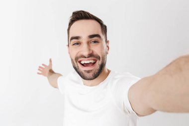 Boş tişört giyen yakışıklı neşeli adam