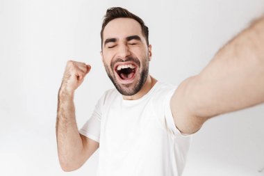 Boş tişört giyen yakışıklı neşeli adam