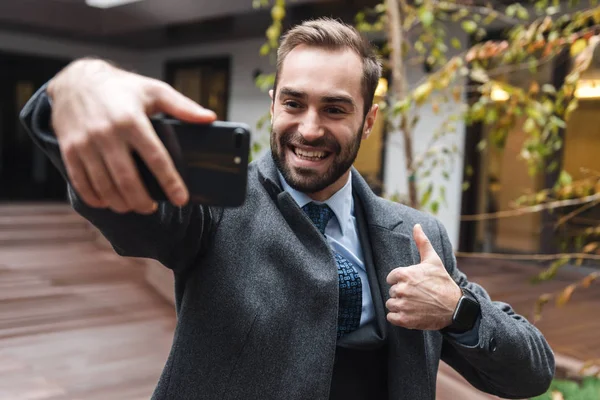 Ελκυστική χαμογελαστή νέος επιχειρηματίας φορώντας κοστούμι — Φωτογραφία Αρχείου