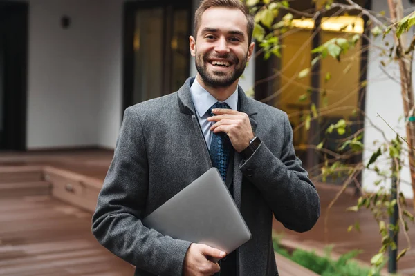 Aantrekkelijke jonge zakenman dragen pak wandelen — Stockfoto