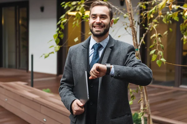 Ελκυστικός νέος επιχειρηματίας φορώντας κοστούμι περπάτημα — Φωτογραφία Αρχείου