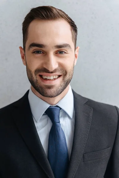 Imagem close-up do jovem empresário 30 anos em terno formal e empatar sm — Fotografia de Stock