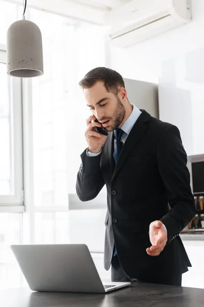 Imagen de empresario exitoso hablando por teléfono móvil mientras wo — Foto de Stock