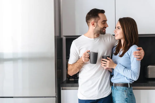 Красивая молодая пара пьет кофе — стоковое фото