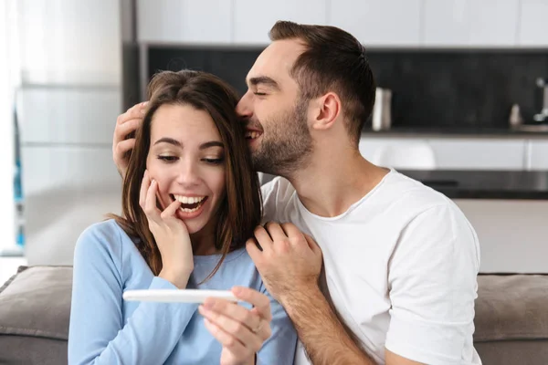 Preciosa pareja joven sosteniendo prueba de embarazo — Foto de Stock