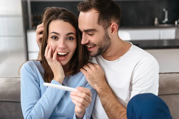 Encantador jovem casal segurandoteste de gravidez — Fotografia de Stock