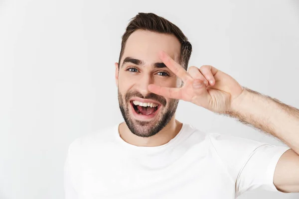 Hombre guapo y alegre con camiseta en blanco — Foto de Stock