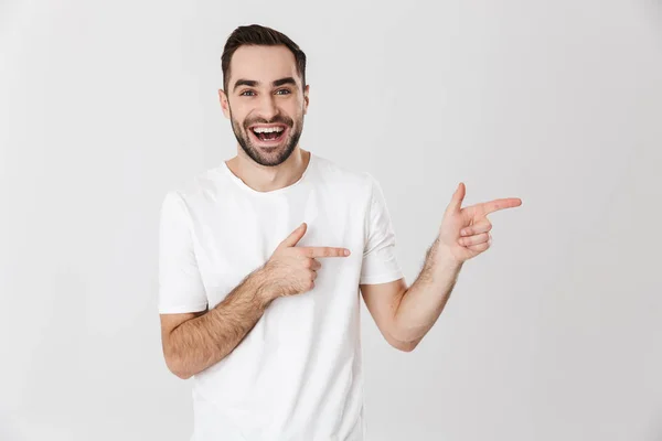 Schöner, fröhlicher Mann mit leerem T-Shirt — Stockfoto