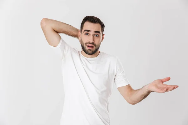 Hombre confuso vistiendo camiseta en blanco de pie —  Fotos de Stock