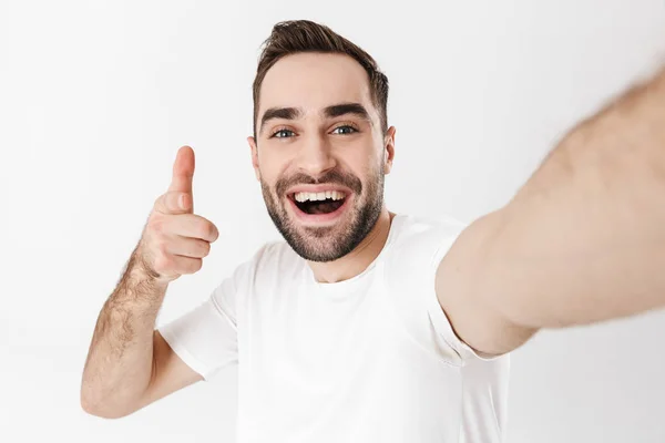 Bonito homem alegre vestindo camiseta em branco — Fotografia de Stock