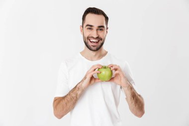 Boş tişört giyen yakışıklı neşeli adam