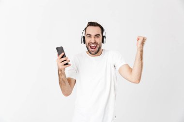 Boş tişört giyen yakışıklı neşeli adam