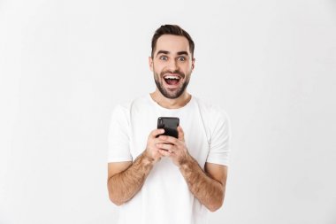 Boş tişört giyen yakışıklı neşeli adam