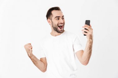 Boş tişört giyen yakışıklı neşeli adam