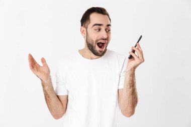 Boş tişört giyen yakışıklı neşeli adam