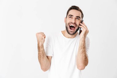 Boş tişört giyen yakışıklı neşeli adam