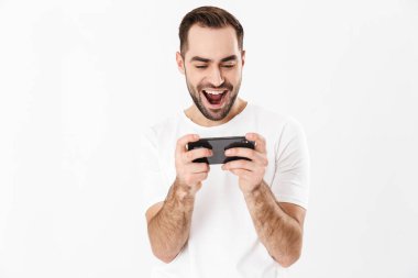 Boş tişört giyen yakışıklı neşeli adam