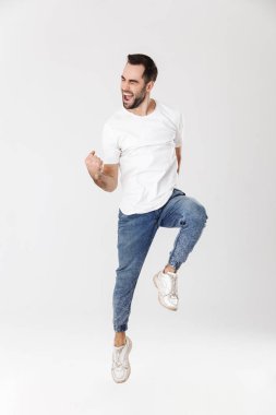 Yakışıklı neşeli bir adam tam uzunlukta