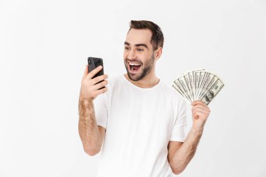 Boş tişört giyen yakışıklı neşeli adam