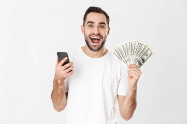 Boş tişört giyen yakışıklı neşeli adam