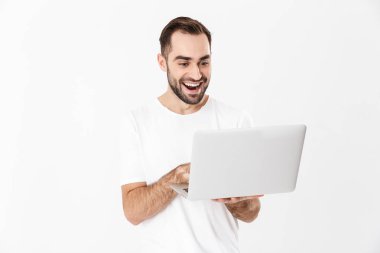 Boş tişört giyen yakışıklı neşeli adam