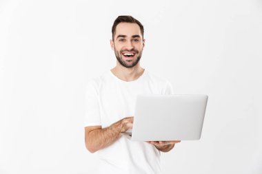 Boş tişört giyen yakışıklı neşeli adam