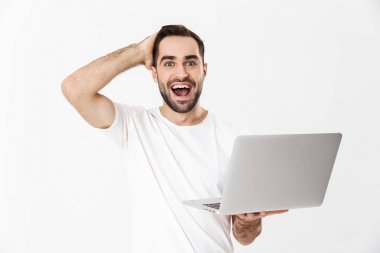 Boş tişört giyen yakışıklı neşeli adam