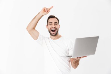 Boş tişört giyen yakışıklı neşeli adam
